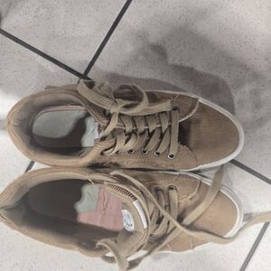 Cariuma Tan‎ Athletic Shoes with Classic Suede Design